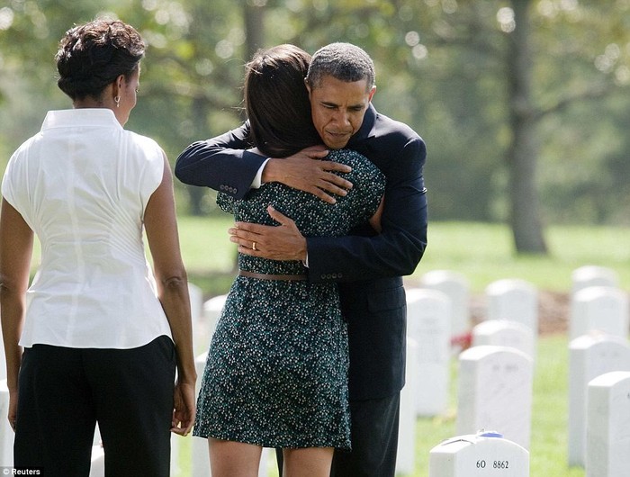 Vợ chồng Tổng thống Barack Obama đi thăm nghĩa trang tưởng nhớ những người lính đã thiệt mạng tại Afghanistan.