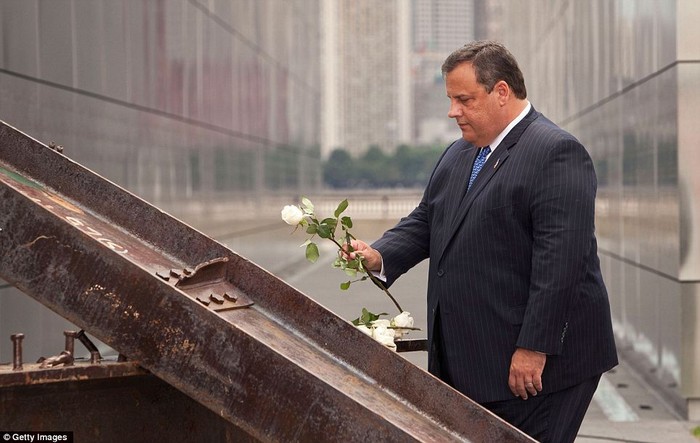 Thống đốc New Jersey - Chris Christie đặt một bông hồng trắng tưởng nhớ những nạn nhân của thảm hoạ 11/9/2001.