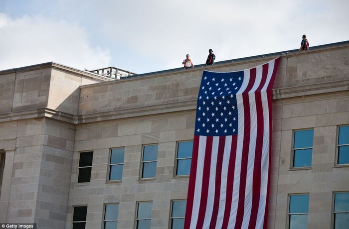 Treo quốc kỳ Mỹ tại Lầu Năm Góc ở Arlington, Virginia.