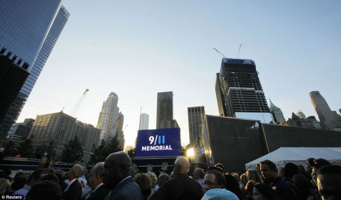 Rất nhiều người đã đến vị trí toà tháp đôi để tưởng niệm các nạn nhân xấu số trong ngày hôm nay 11/9/2011.