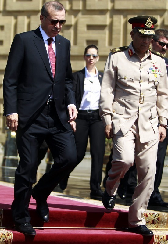 Thủ tướng Thổ Nhĩ Kỳ Tayyip Erdogan (bên trái) và Tổng tư lệnh quân đội Ai Cập Hassan al-Roweny sau chuyến thăm đến khu mộ của cố Tổng thống Anwar al-Sadat và tượng đài Người lính vô danh tại thủ đô Cairo ngày 13/9/2011.