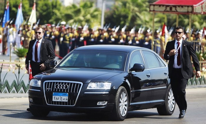 Những vệ sinh riêng của Thủ tướng Tayyip Erdogan đang chạy theo chiếc xe hơi chở ông để bảo đảm an ninh sau chuyến viếng thăm khu mộ của cố Tổng thống President Anwar al-Sadat tại Cairo (ảnh chụp ngày 13/9/2011).