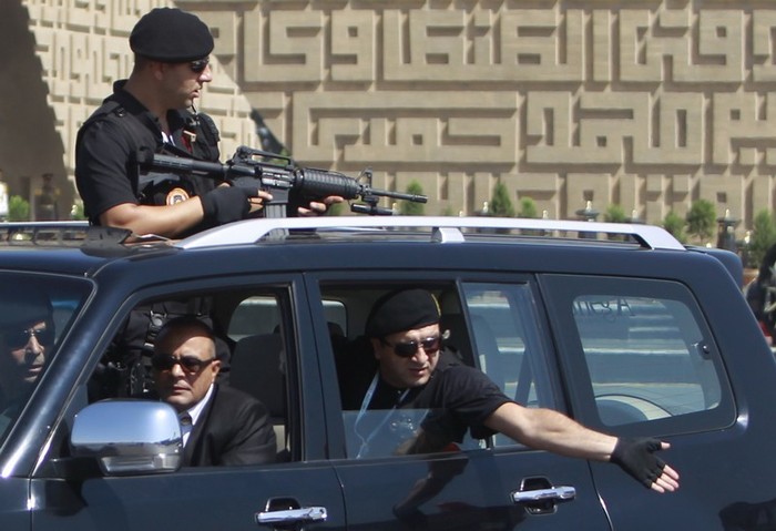 Các vệ sỹ có vũ trang trên một chiếc xe hộ tống Thủ tướng Tayyip Erdogan.