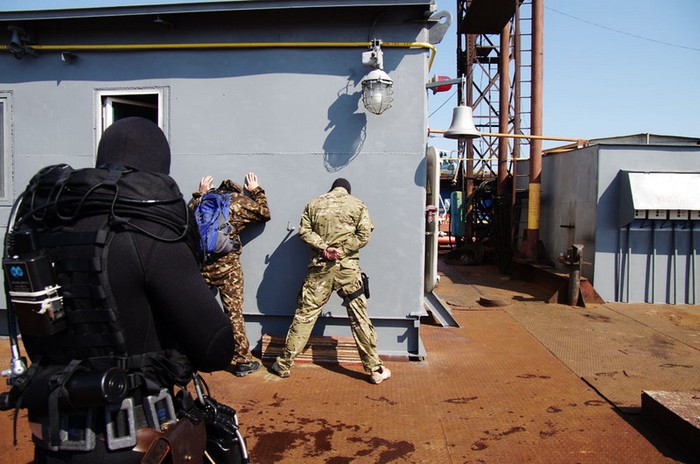 Lực lượng người nhái của Hải quân Ucraina khống chế kẻ địch giả định trên giàn khoan