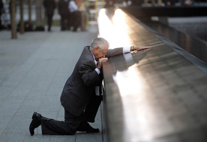 Robert Peraza - một người cha mất con trong vụ khủng bố 11/9/2001 đang tưởng nhớ lại thảm hoạn (ảnh chụp ngày 11/9/2011).
