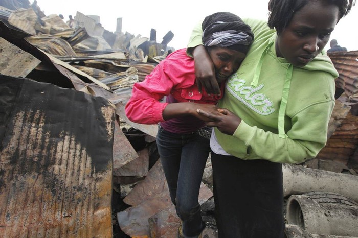 Những nạn nhân thoát chết trong vụ hoả hoạn tại một khu ổ chuột ở Nairobi, Kenya.
