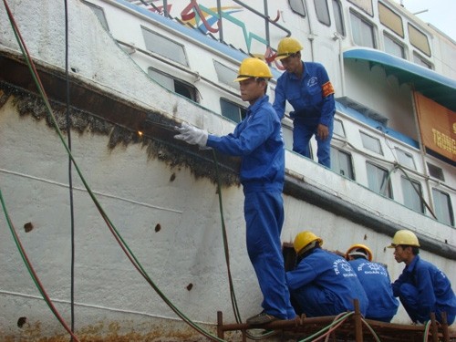 Thợ kỹ thuật của Đoàn 273 tổ chức sửa chữa tại đà cho thuyền vận tải đường sông.