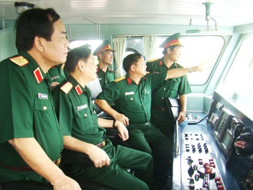 Thủ trưởng TCHC, Cục Vận tải và Cục Hậu cần Quân khu 3 kiểm tra thiết bị của một con tàu quân đội tự sản xuất và ra mệnh lệnh tại ca-bin tàu.
