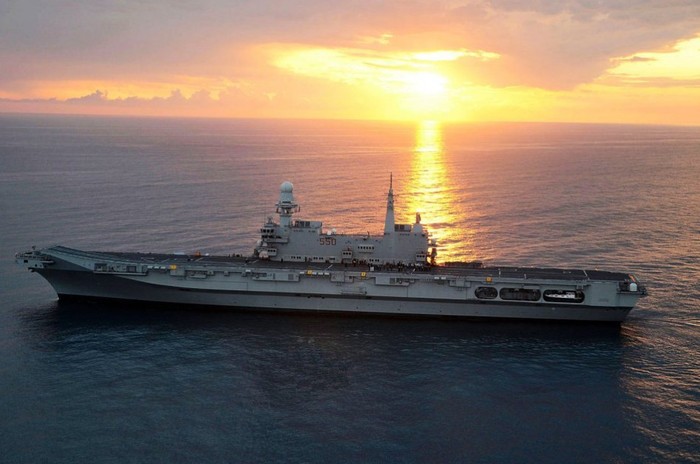 Hợp đồng chế tạo tàu sân bay Cavour được ký tháng 11/2000, khởi công vào tháng 6/2001, hạ thủy và trang bị vào tháng 6/2004, bàn giao cho hải quân Italia năm 2008.