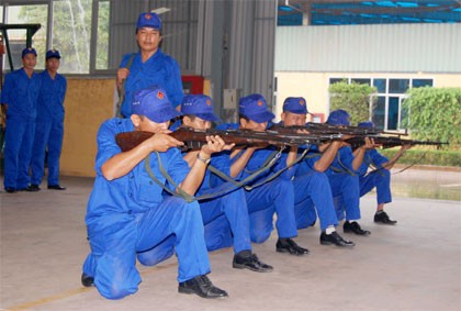Một buổi huấn luyện bắn súng của lực lượng tự vệ Công ty.