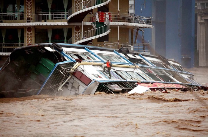 Một chiếc thuyền được sử dụng như một nhà hàng ở Trùng Khanh, tây nam Trung Quốc bị sập. 7 người đã được cứu thoát trong vụ tai nạn này (ảnh chụp ngày 20/9/2011).
