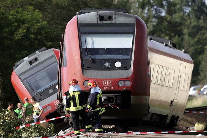 Lính cứu hoả đang giải quyết hậu quả của một vụ tai nạn đường sắt ở Bad Lausick gần Leipzig, Đức ngày 20/9/2011. Ít nhất 50 người đã bị thương khi đoàn tàu đang chạy đâm phải một trong hai chiếc ô tô vừa gặp tai nạn gần nơi đoàn tàu chạy qua.