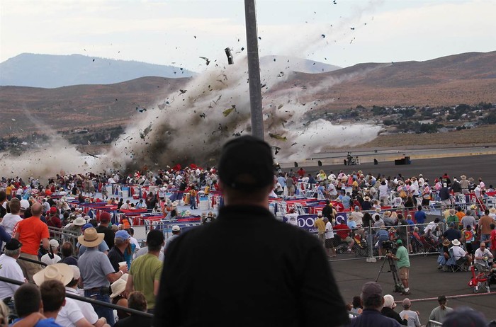 Một chiếc phi cơ có từ thời Thế chiến thứ II đã gặp tai nạn khi đang tham gia cuộc đua thường niên "Reno air races" ở Nevada, Mỹ ngày 16/9/2011. Ít nhất 7 người đã thiệt mạng trong vụ tai nạn kinh hoàng này.