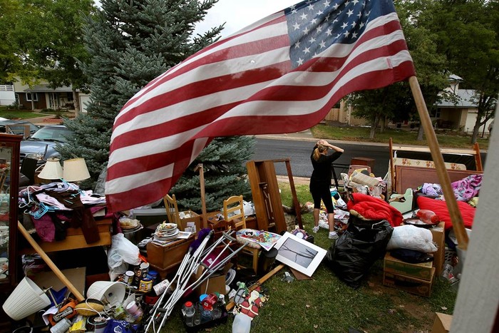 Một gia đình tại bang Colorado, Mỹ bị chủ sở hữu nhà chuyển đồ đạc ra ngoài đường vì thiếu tiền thanh toán.