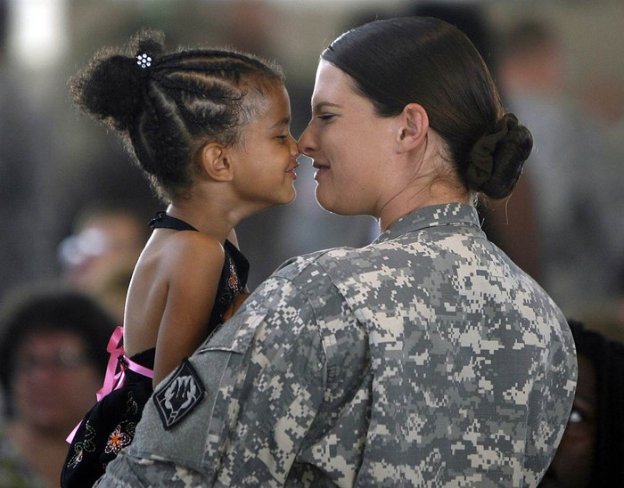 Một nữ binh sỹ Mỹ ôm hôn, cọ mũi tạm biệt con gái trước khi lên đường đến Kuwait, bổ sung cho lực lượng Mỹ đang tham chiến ở Afghanistan.
