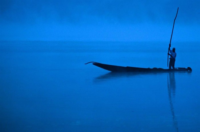 Cảnh một ngư dân đang chèo thuyền trên hồ Dal Lake,ở Srinagar vào sáng sớm (ảnh chụp ngày 17/9/2011).