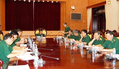 Trung tướng Đỗ Bá Tỵ nghe đại diện Bộ tư lệnh BĐBP báo cáo kết quả triển khai công tác chuẩn bị hội thi.