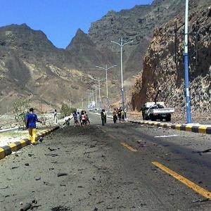 Những người Yemen quan sát nơi xảy ra vụ tấn công tự sát nhắm vào đoàn xe của Bộ trưởng Quốc phòng