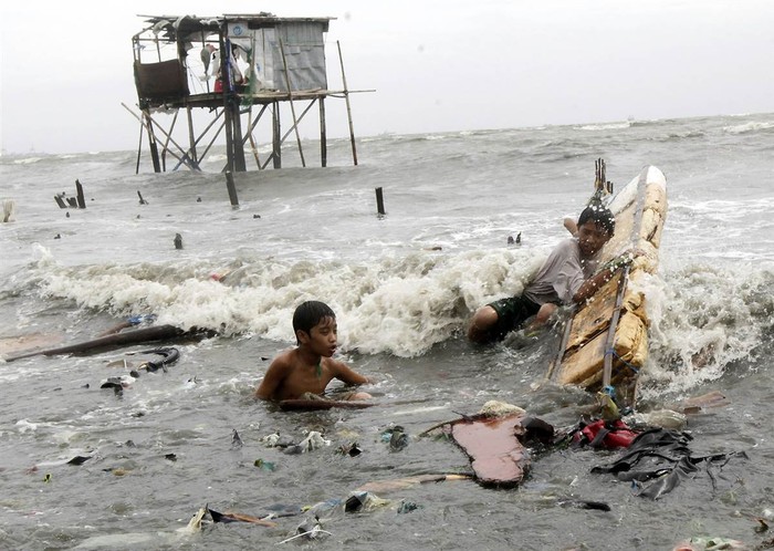 Người dân Philippines chống chọi với bão Nesat tại làng Navotas, Philippines (ảnh chụp ngày 28/9/2011).