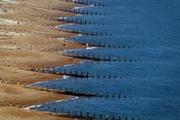 Bãi biển Eastbourne, Anh Quốc vào một ngày nắng ấm hiếm hoi (ảnh chụp ngày 28/9/2011).