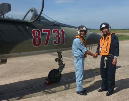 Phó Chỉ huy trưởng- Tham mưu trưởng Trung đoàn Không quân 910, Thượng tá Dương Hồng Trường chúc mừng học viên Nguyễn Công Thủy thực hành bay tốt nghiệp đạt kết quả cao