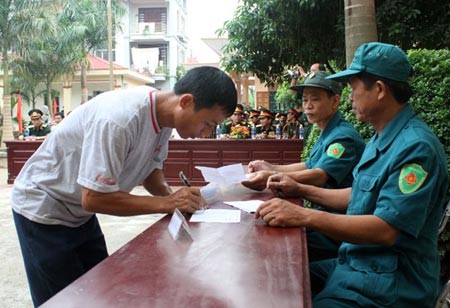 Quân nhân dự bị của xã Thanh Vân, huyện Tam Dương, tỉnh Vĩnh Phúc trình lệnh gọi động viên tại UBND xã, chuẩn bị lên đường nhập ngũ.