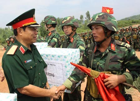 "Trận đánh" thắng lợi giòn giã, Trung tướng Nguyễn Song Phi, Phó tổng tham mưu trưởng QĐND Việt Nam tặng quà, động viên các tập thể, cá nhân có thành tích cao trong đợt diễn tập.