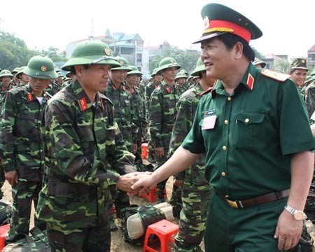 Thiếu tướng Dương Đức Hoà, Tư lệnh Quân khu 2 động viên quân nhân dự bị của huyện Lập Thạch, tỉnh Vĩnh Phúc tại khu vực giao, nhận quân của huyện.