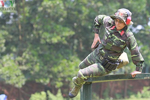 Trung úy Thanh Loan, một thành viên của đội súng ngắn nữ đang vượt qua các chướng ngại vật. Súng ngắn là nội dung thi rất mạnh của đoàn Việt Nam