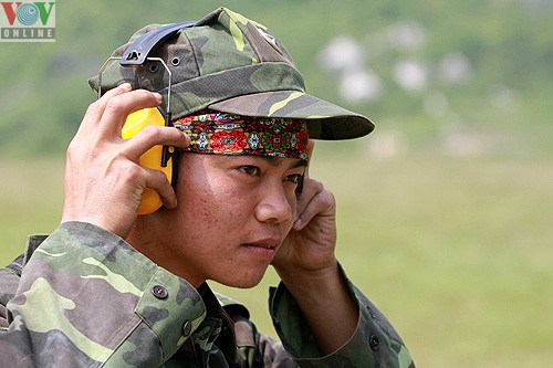 Trung úy Bùi Như Lai lần đầu tiên được tham dự giải cho biết, hàng ngày anh và các đồng đội phải luyện tập từ 6h30 - 11h30 sáng và 13h15 - 16h30 chiều.