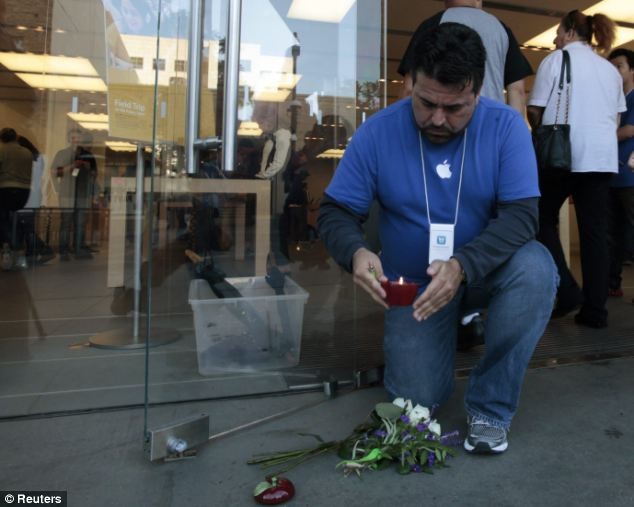 Nhân viên của Apple tại Santa Monica, California tưởng nhớ lãnh đạo công ty Steve Jobs