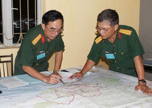 Chỉ huy trưởng và Chính uỷ Bộ CHQS tỉnh Yên Bái xây dựng quyết tâm tác chiến khu vực phòng thủ