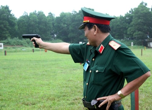 Thiếu tướng Vũ Cao Quân, Chỉ huy trưởng Bộ CHQS thành phố Cần Thơ trong phần thi bắn súng ngắn K54 bài 1