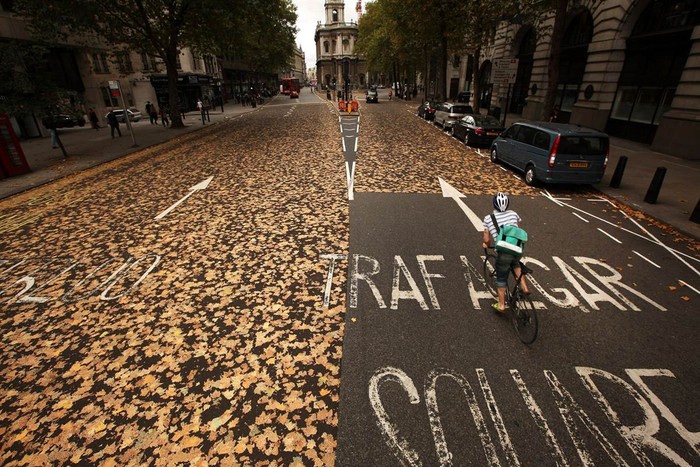 Lá vàng đầu thu rơi kín những con đường tại thủ đô London của Anh.