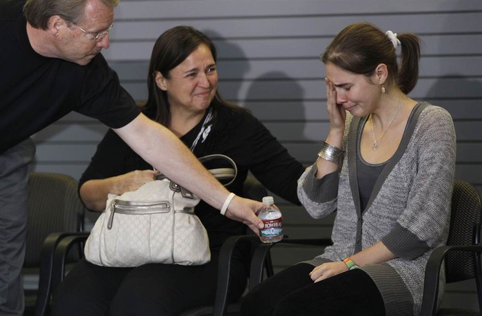 Cảnh đoàn tụ của gia đình Amanda Knox, một cô gái ở tiểu bang Seattle, Mỹ được một toà án ở Italy tuyên bố trắng án sau những cáo buộc giết bạn cùng phòng.