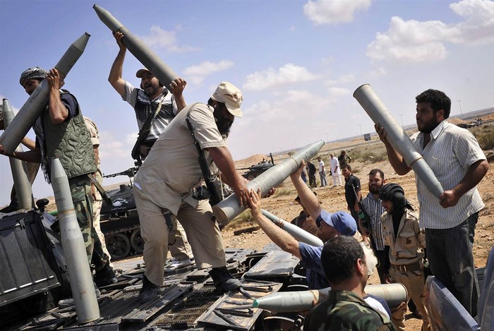 Cảnh các binh sỹ nổi dậy ở Libya đang chuyển đạn bắn về phía các mục tiêu ở Sirte, Libya.