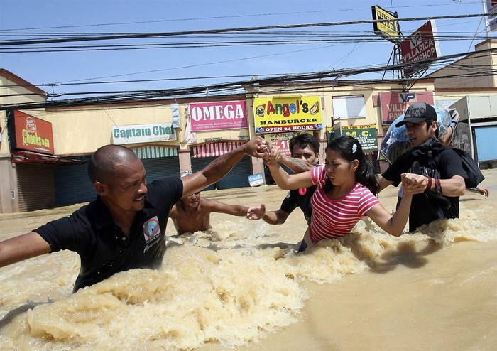 Chạy lụt ở Manila, thủ đô của Phillippines do bão nhiệt đới hoành hành.