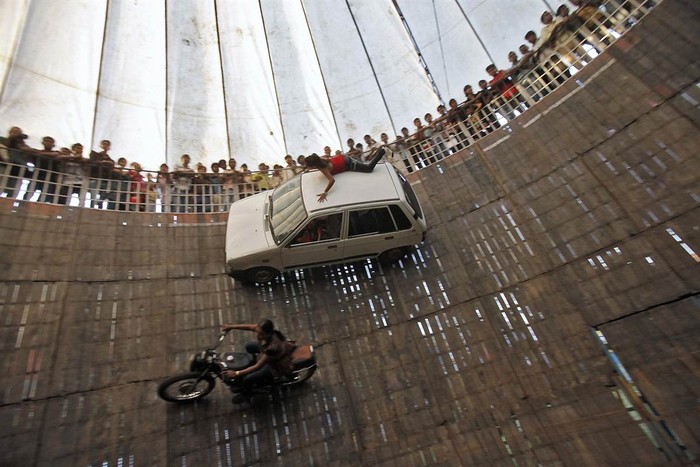 Biểu diễn mô tô, ô tô bay ở thủ đô New Delhi, Ấn Độ.