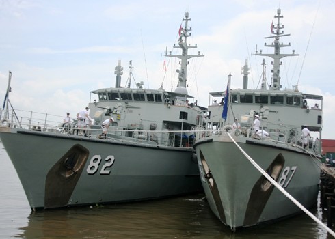 Tàu hải quân Hoàng gia Australia Hmas Huon và Hmas Yarra cập cảng Sài Gòn sáng 10/10. Ảnh: Tá Lâm.