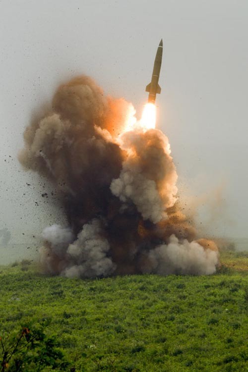 Tên lửa của hệ thống Tochka-U rời bệ phóng