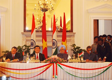 Chủ tịch nước Trương Tấn Sang và Thủ tướng Ân Độ Manmohan Singh chứng kiến các lễ ký.