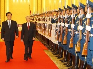 Tổng Bí thư Nguyễn Phú Trọng và Tổng Bí thư, Chủ tịch nước Hồ Cẩm Đào duyệt đội danh dự quân đội Trung Quốc. (Ảnh: Trí Dũng/TTXVN)