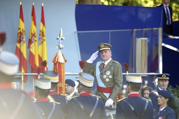 Vua Tây Ban Nha Juan Carlos tham gia duyệt đội danh dự mừng Ngày Quốc khánh.