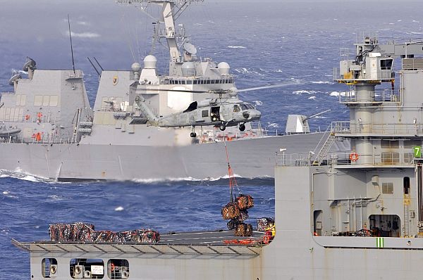 Trực thăng MH-60S Sea Hawk thuộc biên chế của tàu sân bay USS George Washington (CVN 73) đang hiện diện trên Biển Đông thực hiện nhiệm vụ chuyển vũ khí, đạn dược qua lại giữa hai tàu Sealift Command và USNS Carl Brashear (T-AKE 7) ngày 8/10/2011.