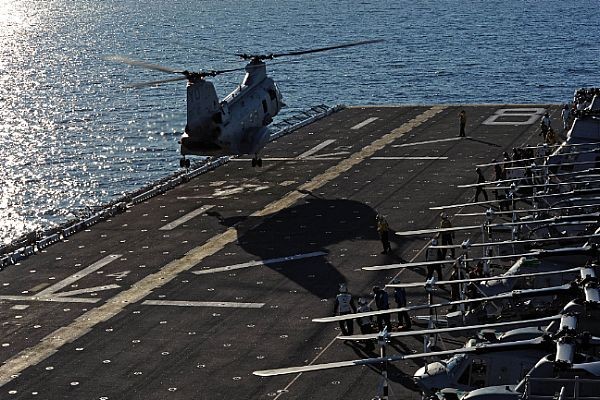Trực thăng CH-46E Sea Stallion hạ cánh trên bong chiến hạm độ bổ USS Makin Island (LHD 8) đang có mặt trên Thái Bình Dương.