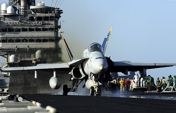 Tiêm kích F/A-18C Hornet trên bong tàu sân bay USS John C. Stennis (CVN 74) đang có mặt trên Ấn Độ Dương ngày 9/10/2011.