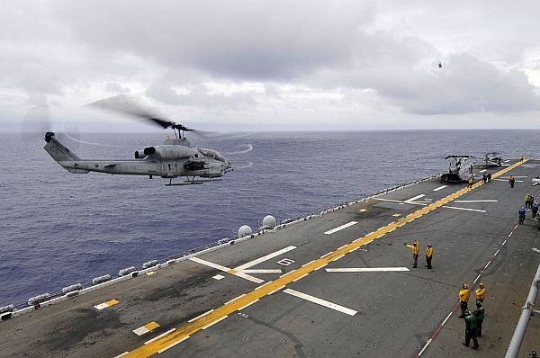 Trực thăng AH-1W Super Cobra thuộc biên chế của Chiến hạm đổ bộ SS Essex (LHD 2) đang hoạt động trên vùng biển Philippines ngày 10/10/2011.