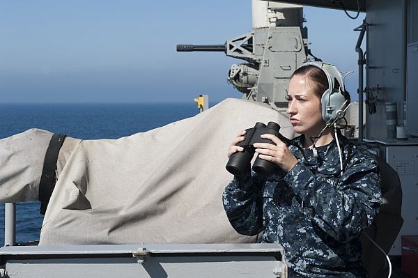 Một binh sỹ Mỹ đang sử dụng ống nhòm quan sát từ bong chiến hạm độ bổ USS Makin Island (LHD 8) của Hải quân Mỹ đang hiện diện trên Thái Bình Dương ngày 11/10/2011.
