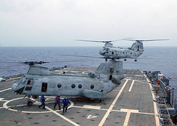 Trực thăng CH-46E Sea Knight cất cánh từ bong chiến hạm đổ bộ USS Denver (LPD 9) đang có mặt trên Biển Hoa Đông ngày 9/10/2011.
