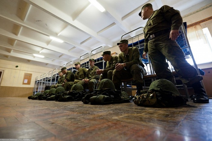 Các binh sỹ trực chiến, sẵn sàng thực hiện nhiệm vụ khi hệ thống an ninh tại căn cứ bị phá vỡ